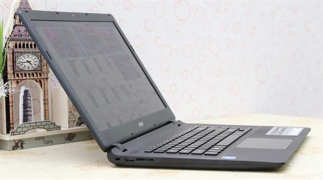 Cạnh trái có thêm một cổng USB 2.0 và khay cắm thẻ nhớ