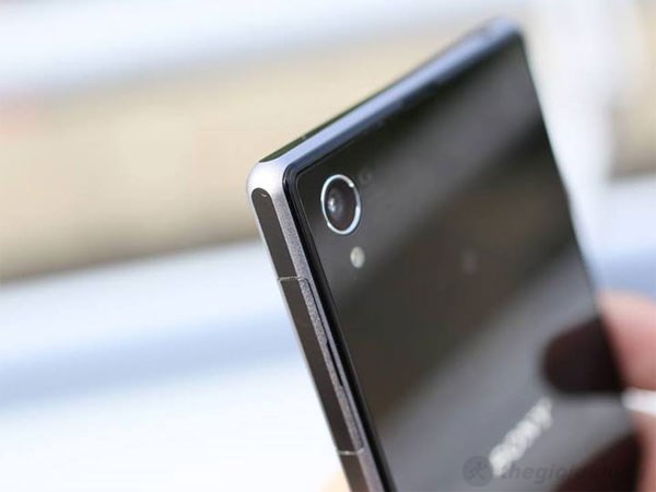 Mặt sau Z1 Mặt sau Z1 là chiếc camera không thể nổi bật hơn