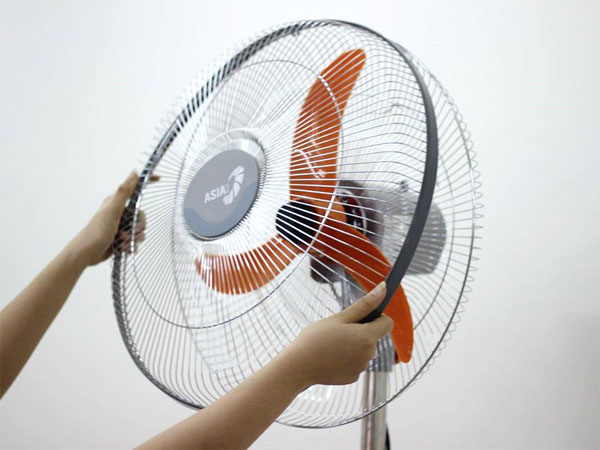 Cách vệ sinh quạt đứng hình 2