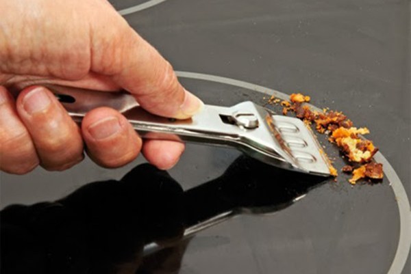 Làm sạch vết bẩn khô bằng dao chuyên dụng