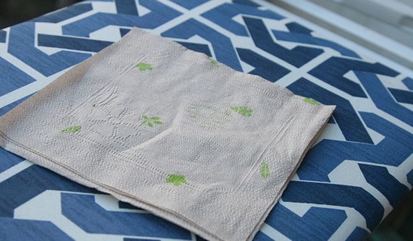 ặt 1 tờ khăn giấy hoặc 1 khăn cotton lên bàn dùng ủi quần áo