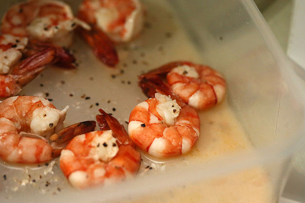 Cách làm món tôm hấp bằng lò vi sóng