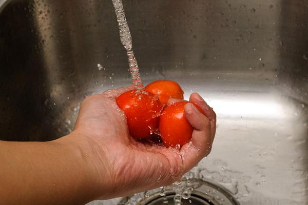 Rửa sạch cà chua và cắt bỏ phần đầu cuống Cách làm món cà chua nướng bổ dưỡngbằng lò nướng