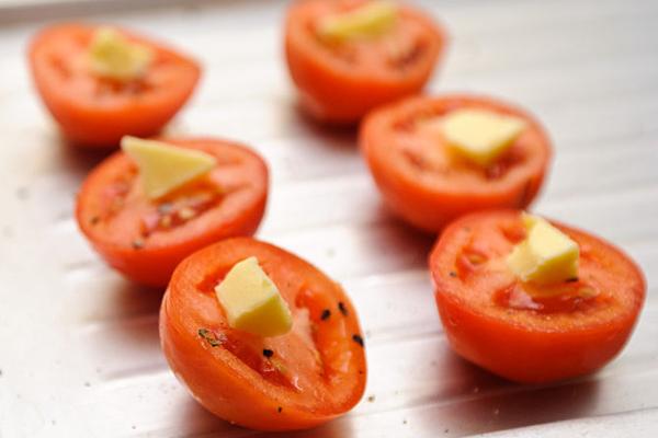 Cho một chút bơ lên từng lát cà chua Cách làm món cà chua nướng bổ dưỡng bằng lò nướng