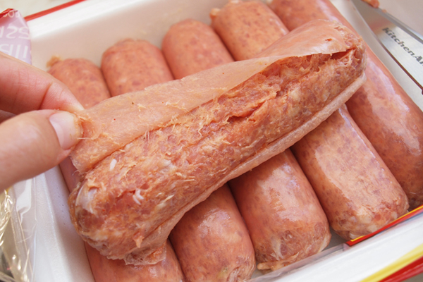 Xúc xích gà bỏ vỏ rất dễ tìm tại các siêu thị hoặc chợ