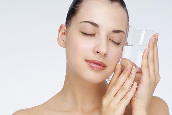 Nên cung cấp cho cơ thể hơn 2 lít nước để làm đẹp tóc trong môi trường máy lạnh Nên cung cấp cho cơ thể hơn 2 lít nước để làm đẹp tóc trong môi trường máy lạnh