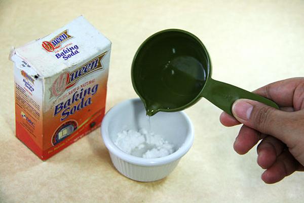 Pha hỗn hợp nước và baking soda theo tỉ lệ 4:1