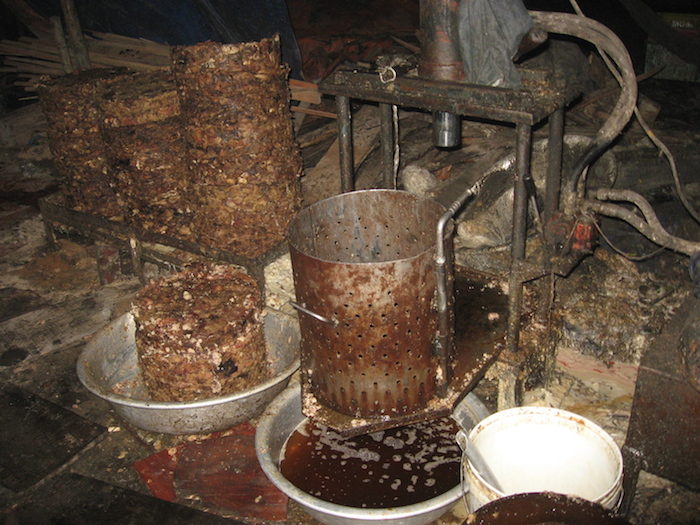 Một cơ sở tư nhân ở Trung Quốc nấu dầu ăn từ nước thải nhà bếp