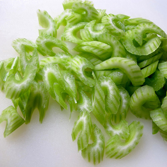 Chần cần tây vào trong nước sôi khoảng 2 phút