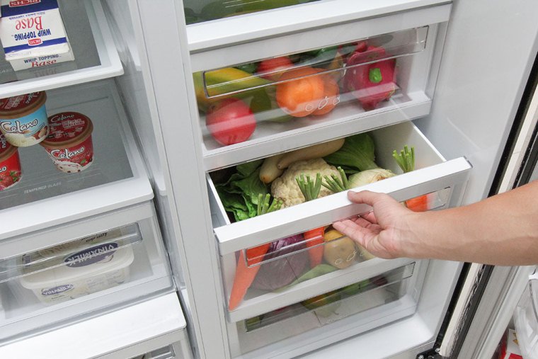 Nội thất tủ lạnh Side by Side chia ngăn rõ ràng