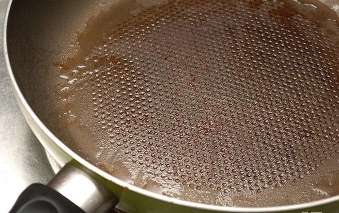 Cho chảo chống dính lên bếp, cho vào chảo một ít dầu và bật lửa làm nóng chảo.