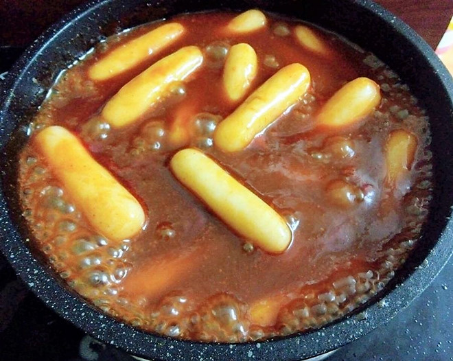 Trộn đều lên, nấu trong vòng 10 phút cho đến khi nước trong chảo cô đặc còn một nửa so với lượng nước sốt ban đầu.