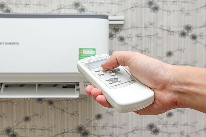 Chỉa thằng remote về hướng máy lạnh và thử xem nó có hoạt động không Chỉa thằng remote về hướng máy lạnh và thử xem nó có hoạt động không