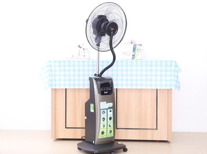 Quạt phun sương Comet có chức năng khử mùi, tạo ion âm phân hủy chất độc hại và đuổi muỗi