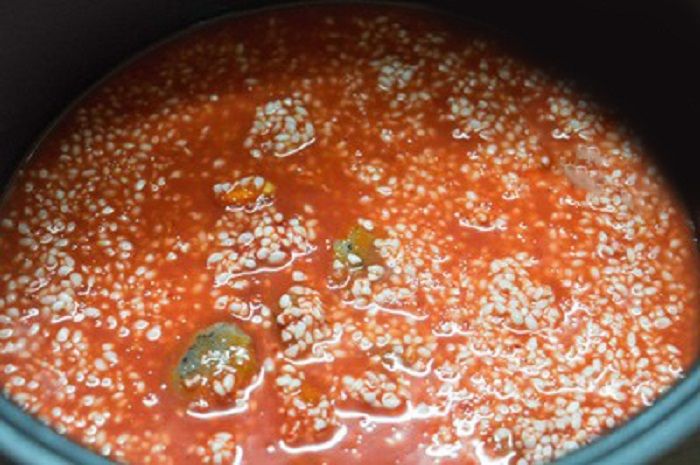 Cho nước và nước dừa vào nồi sao cho vừa ngập hết nếp