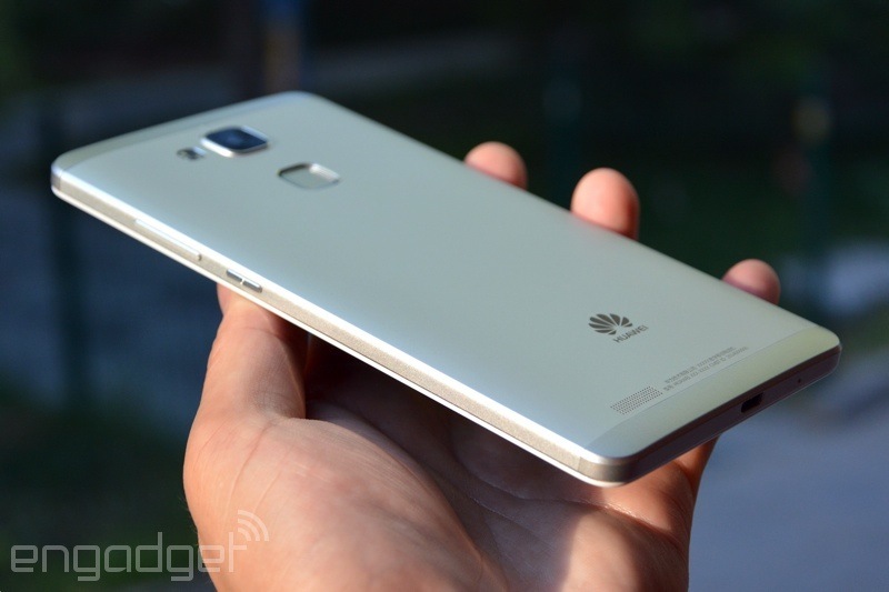 Huawei nha hang smartphone cuc re co ca nhan dang van tay vo kim loai