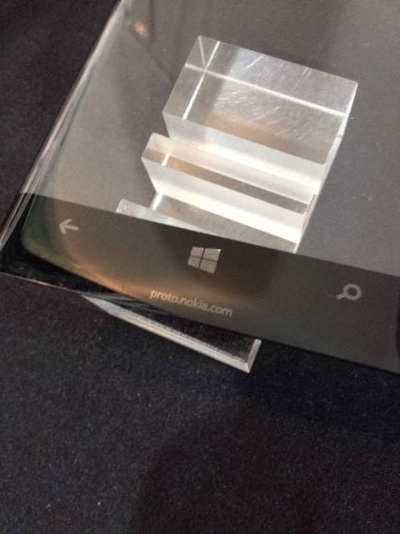 Ảnh rò rỉ của Lumia 940 cạnh màn hình cong