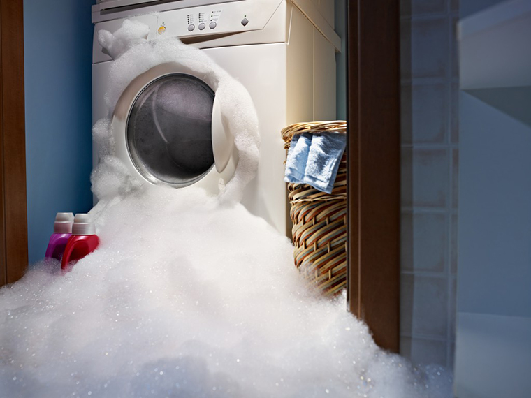 Cho quá nhiều bột giặt có thể làm bọt trào ra ngoài và làm hư hỏng má