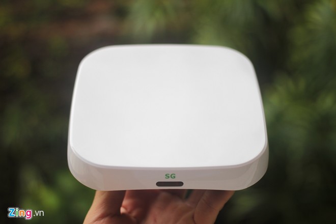 So với các mẫu Android Box trên thị trường, SG Box trông khá nhỏ gọn. Tuy nhiên, thiết kế của sản phẩm không tạo cảm giác hiện đại. Cổng nhận tín hiệu hồng ngoại để kết nối với điều khiển nằm ở mặt trước. So với các mẫu Android Box trên thị trường, SG Box trông khá nhỏ gọn. Tuy nhiên, thiết kế của sản phẩm không tạo cảm giác hiện đại. Cổng nhận tín hiệu hồng ngoại để kết nối với điều khiển nằm ở mặt trước.