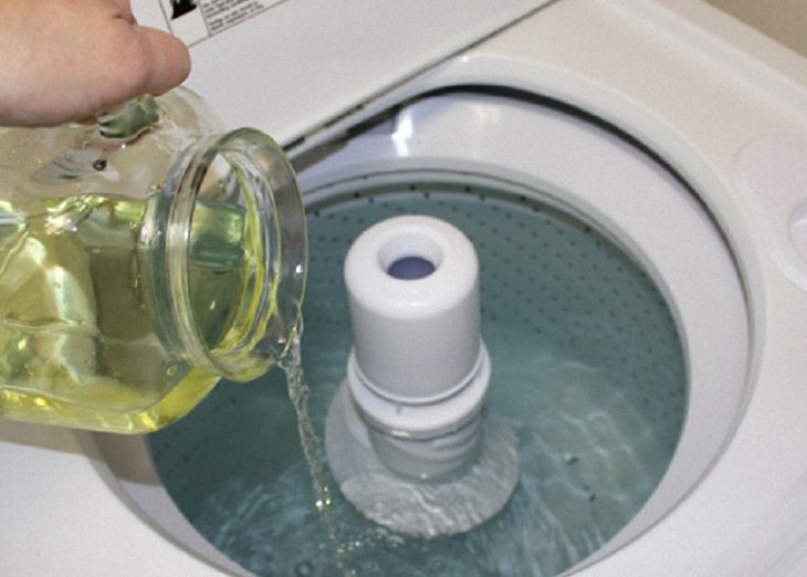 Cho dấm vào thùng giặt Cho dấm vào thùng giặt