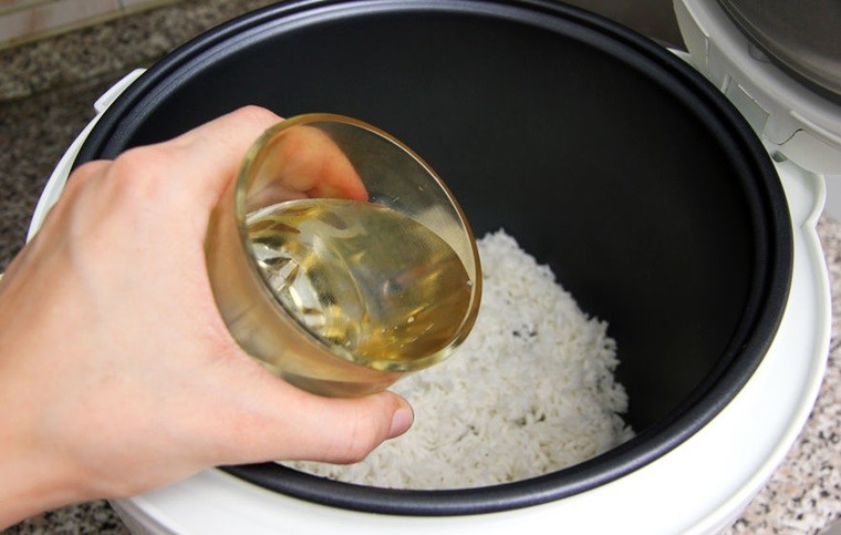 nấu cháo bằng nồi cơm điện 2