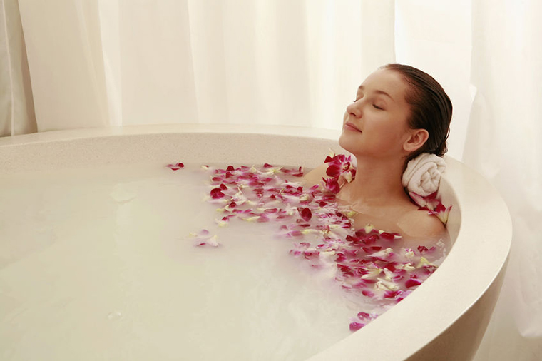 Ngâm mình trong bồn tắm nước nóng quá lâu có thể làm xấu đi vòng một Ngâm mình trong bồn tắm nước nóng quá lâu có thể làm xấu đi vòng một