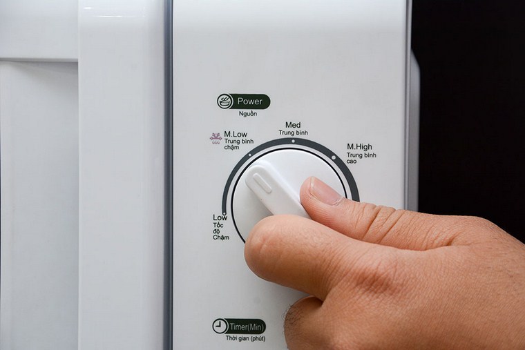 Không nên chọn nấu công suất quá cao để tránh xảy ra hiện tượng đánh lửa trong lò Không nên chọn nấu công suất quá cao để tránh xảy ra hiện tượng đánh lửa trong lò