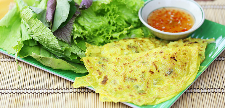 Xếp bánh xèo ra dĩa, ăn kèm với cải xanh, xà lách, rau thơm các loại và nước chấm. Dùng nóng. Xếp bánh xèo ra dĩa, ăn kèm với cải xanh, xà lách, rau thơm các loại và nước chấm. Dùng nóng.