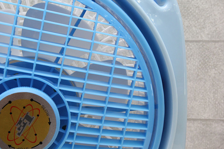 Cấu trúc quạt hộp khiến nó khó vệ sinh hơn so với quạt bàn