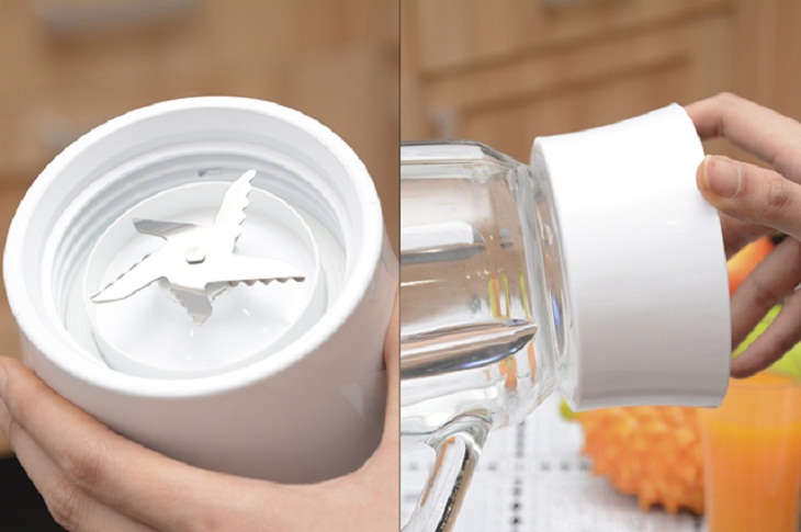 Lắp lưỡi dao vào cối xay trước khi lắp vào thân máy