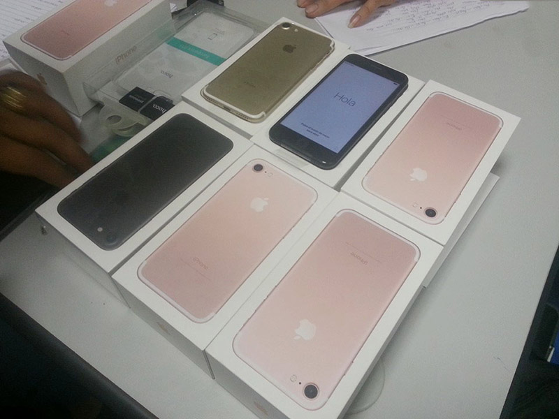 iPhone7_1 Nam thanh niên mang 8 chiếc điện iPhone 7 bị cảnh sát bắt giữ
