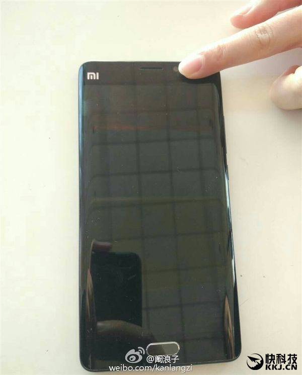 Xiaomi Mi Note 2 lại lộ ảnh thực tế với màn hình cong, màu Jet Black Xiaomi Mi Note 2
