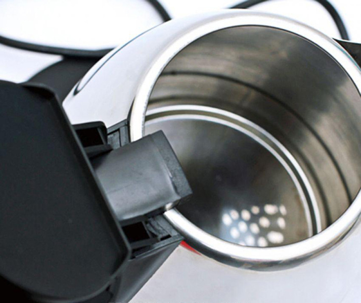 Bình đun siêu tốc kém chất lượng có thể bị gỉ sét sau thời gian ngắn sử dụng