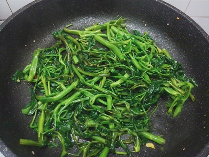 Cách xào rau muống giữ được màu xanh Cách xào rau muống giữ được màu xanh