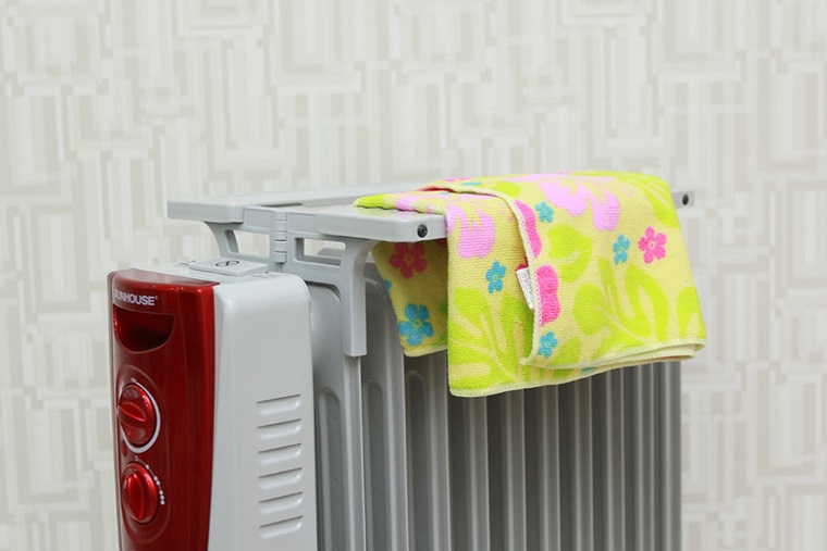 Giá phơi trên quạt sưởi dầu giúp bạn làm khô đồ đạc, quần áo trẻ tiện lợi