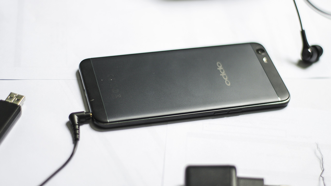 trên tay Oppo F1s màu đen nhám trên tay Oppo F1s màu đen nhám