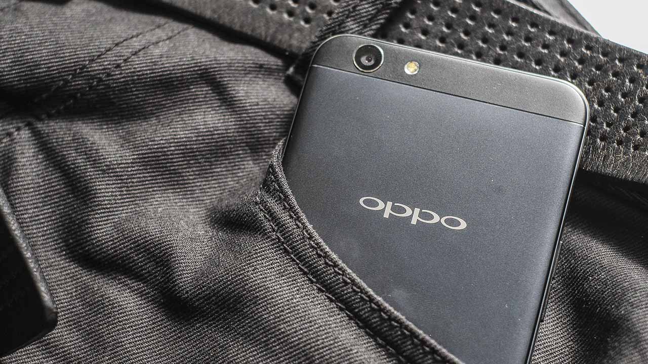 trên tay Oppo F1s màu đen nhám trên tay Oppo F1s màu đen nhám