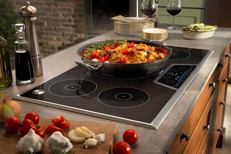 Đáy nồi, chảo nên phẳng và dày để nấu ăn tiết kiệm điện hơn