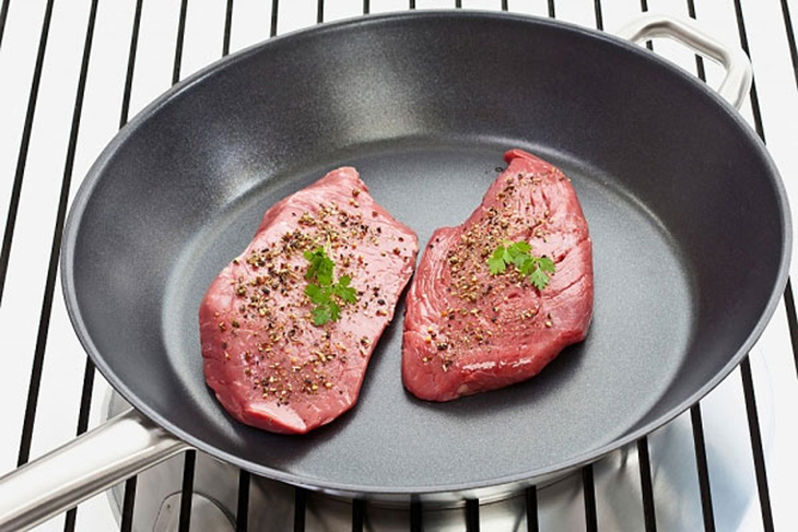 Nướng có thể làm hư hại lớp chống dính khiến chảo có khả năng sản sinh độc tố gây hại