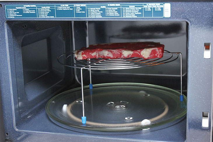 Khoang lò tráng men hoặc sơn tĩnh điện sẽ dễ dàng vệ sinh