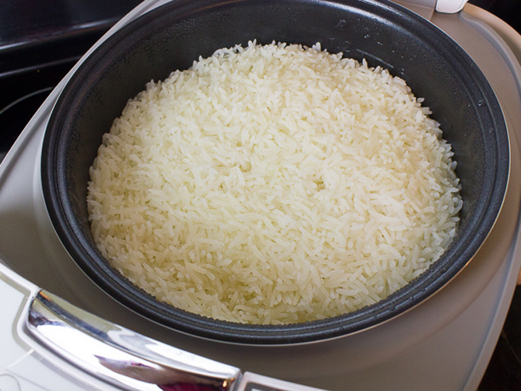Nấu quá nhiều gạo so với định mức nồi cũng khiến cơm hay bị sống mặt trên