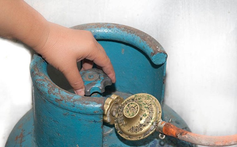 Bình gas cũ, bị thủng nên thay mới để tránh gas rò rỉ ra ngoài