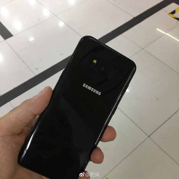 Galaxy S8 màu đen bóng bẩy xuất hiện trên tay người dùng Galaxy S8 màu đen bóng bẩy xuất hiện trên tay người dùng