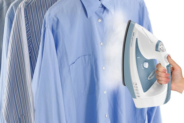 Cách ủi quần áo treo cực nhanh