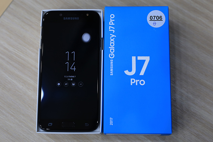 Mở hộp trên tay Samsung Galaxy J7 Pro, soái ca mới của phân khúc phổ thông Mở hộp trên tay Samsung Galaxy J7 Pro, soái ca mới của phân khúc phổ thông