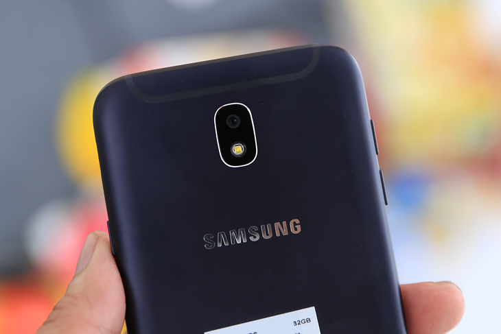 Mở hộp trên tay Samsung Galaxy J7 Pro, soái ca mới của phân khúc phổ thông Mở hộp trên tay Samsung Galaxy J7 Pro, soái ca mới của phân khúc phổ thông