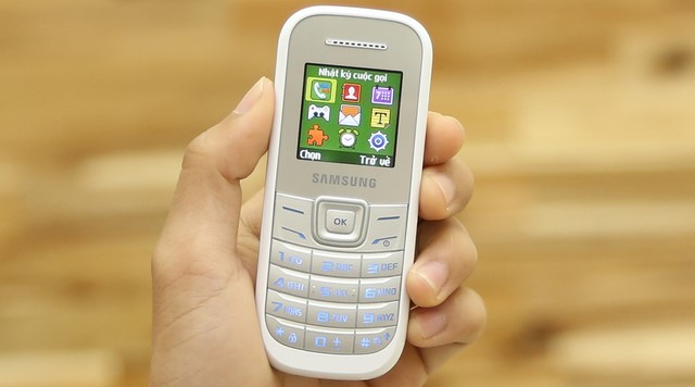 Samsung E1200 sử dụng giao diện đơn giản và dễ dàng quan sát, các tiện ích, chức năng trực quan, giúp người dùng mở máy và có thể sử dụng được ngay mà không mất nhiều thời giờ làm quen với máy Samsung E1200 sử dụng giao diện đơn giản và dễ dàng quan sát, các tiện ích, chức năng trực quan, giúp người dùng mở máy và có thể sử dụng được ngay mà không mất nhiều thời giờ làm quen với máy