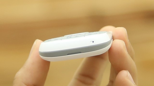 Cạnh dưới hầu như trơn và ko có nút bấm hay jack cắm Cạnh dưới hầu như trơn và ko có nút bấm hay jack cắm