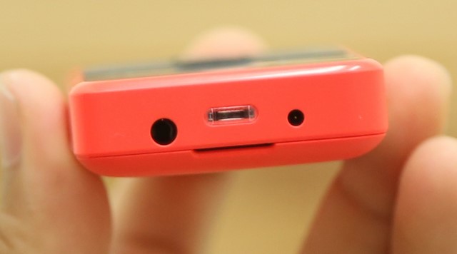 Máy có các tiện ích cơ bản như đèn pin, nghe radio... máy sử dụng cổng sạc là đầu tròn nhỏ, bạn sẽ cần cầm theo đồ sạc của máy mỗi khi đi xa do cổng sạc này có rất ít máy còn sử dụng Máy có các tiện ích cơ bản như đèn pin, nghe radio... máy sử dụng cổng sạc là đầu tròn nhỏ, bạn sẽ cần cầm theo đồ sạc của máy mỗi khi đi xa do cổng sạc này có rất ít máy còn sử dụng