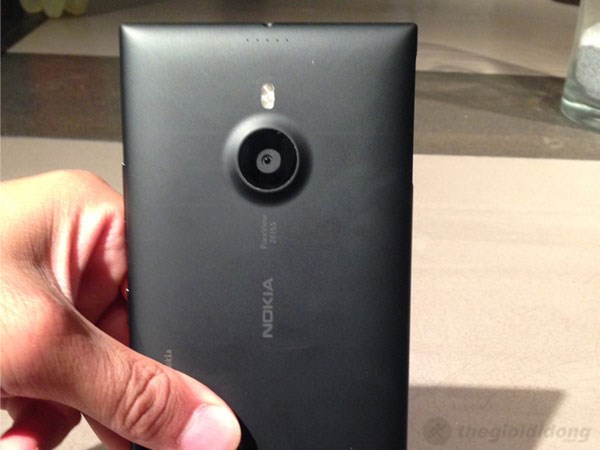 Camera sau Nokia Lumia 1520 được thiết kế nhô cao hơn so với nắp lưng